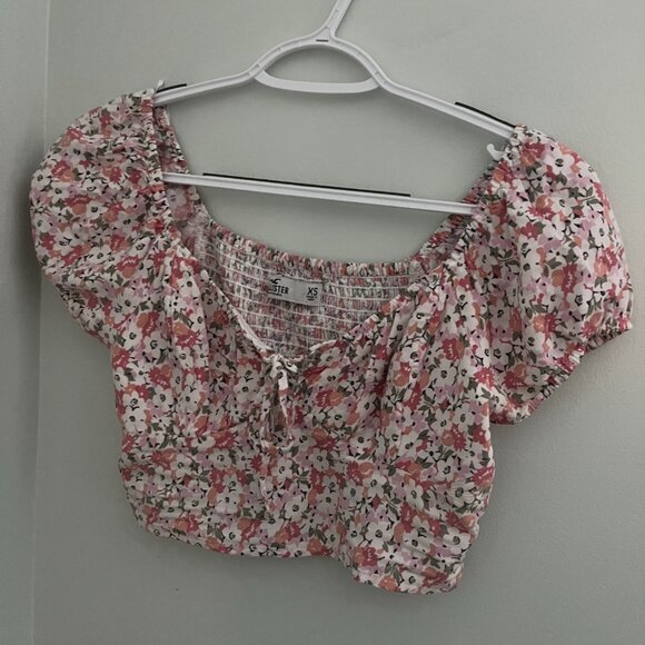 Cropped Puff Sleeve Pink Floral Top with a Bow from Hollister - Picture 7 of 10